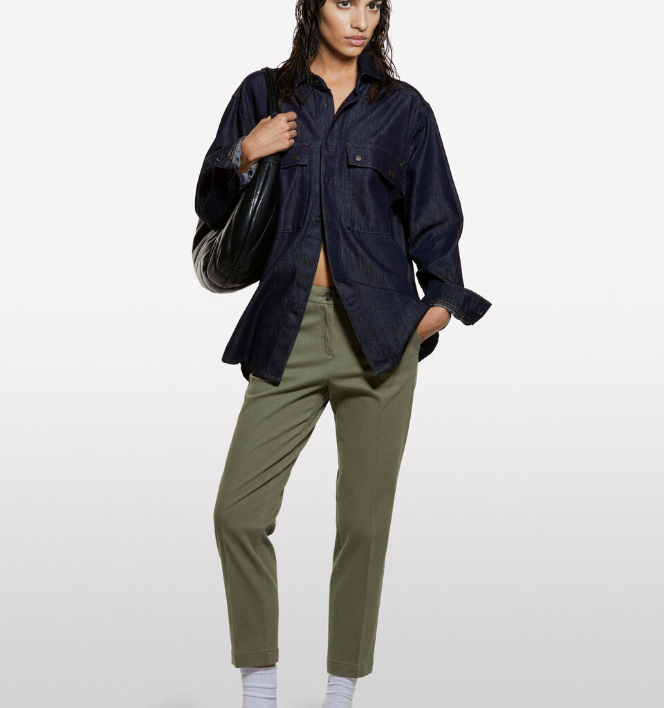 Pantaloni chino verde scuro a sigaretta - pantaloni skinny da donna - Verde Militare | Sisley image number 1